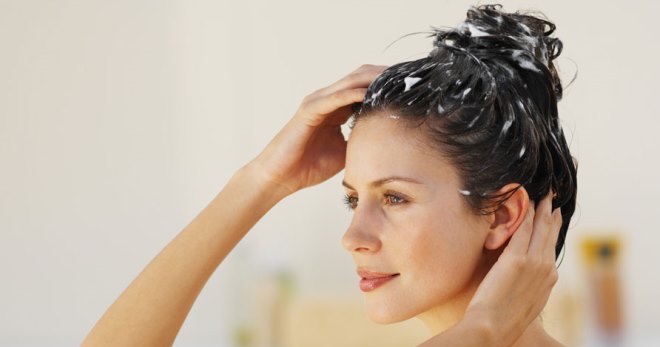 Как избавиться от перхоти: правильный уход за кожей головы